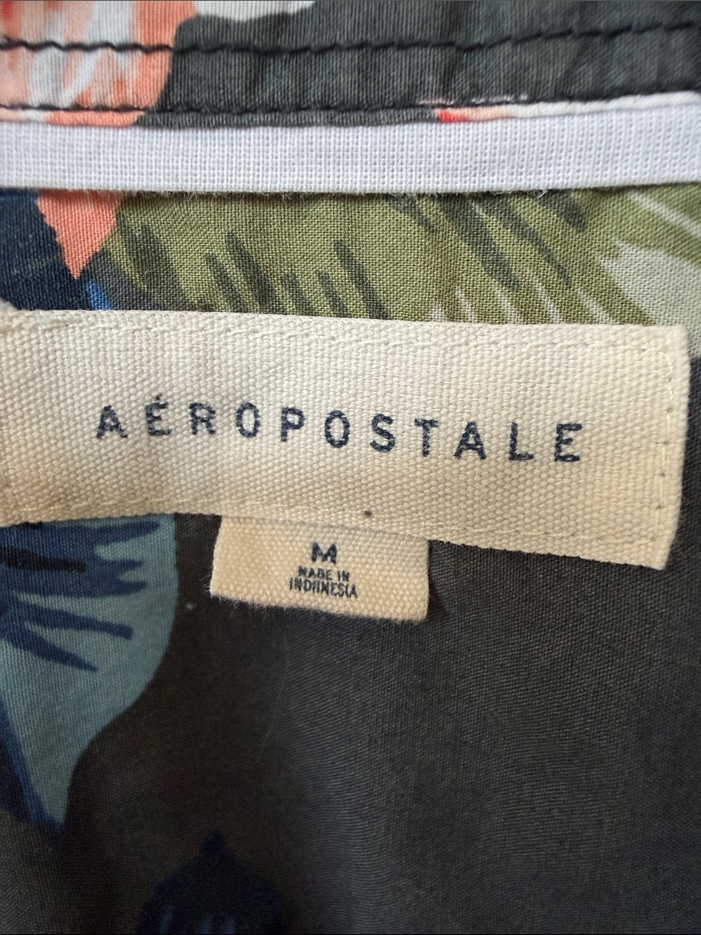 2 American Eagle Aeropostale Mens Medium Hawaiian Tropical Button Up Shirts - Picture 3 of 9